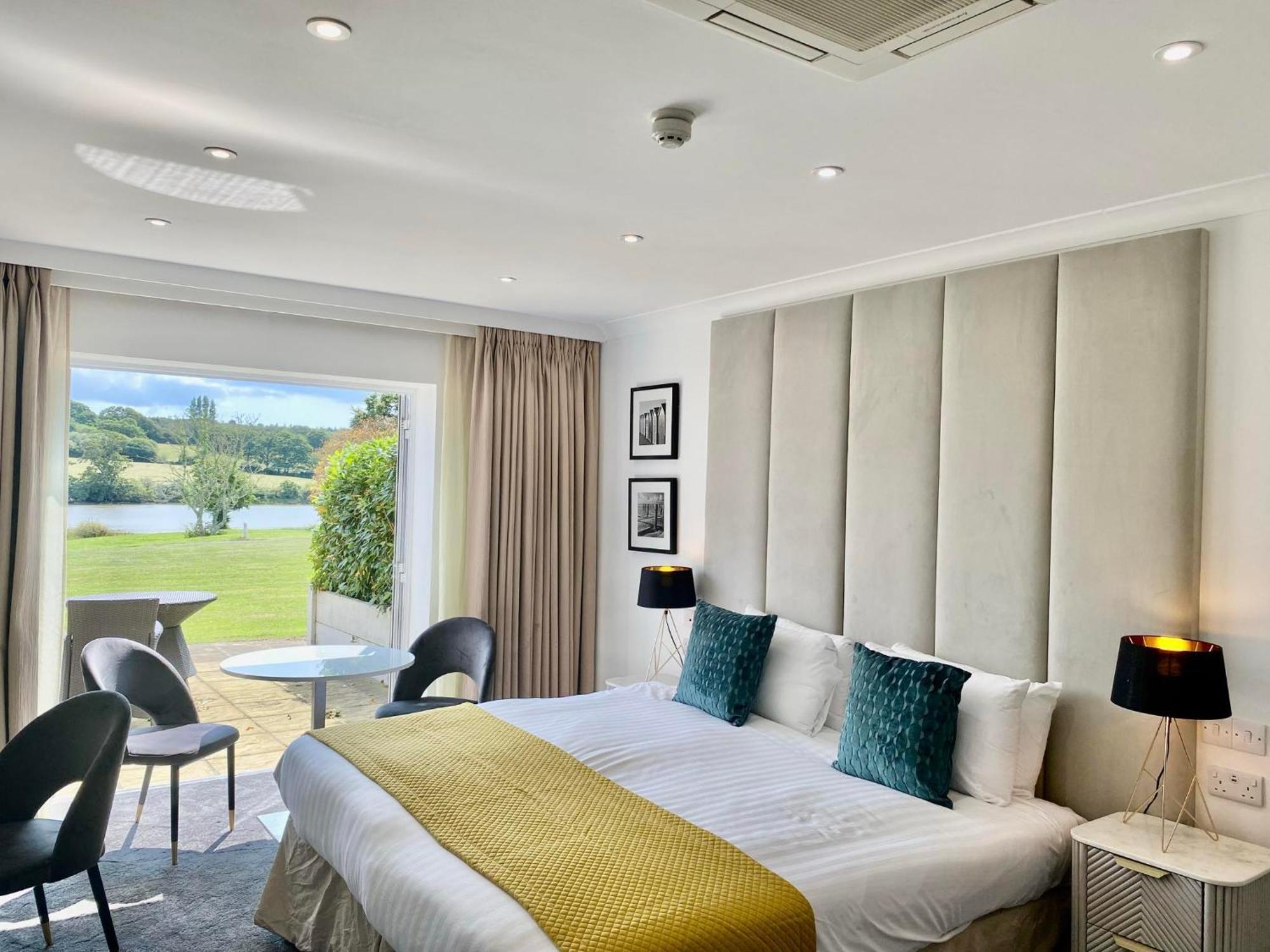 Lakeside Park Hotel & Spa Fishbourne  Esterno foto